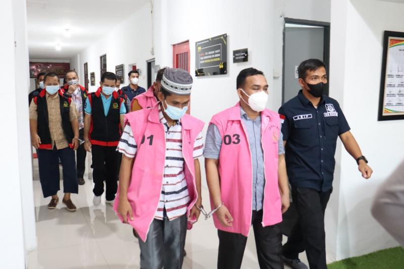 7 Orang Tersangka Korupsi Dipindahkan ke Rutan Pekanbaru