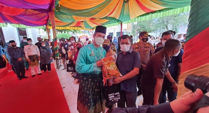 Ikut Vaksinasi Polres Rohil, Warga Senang Bawa Pulang Sembako