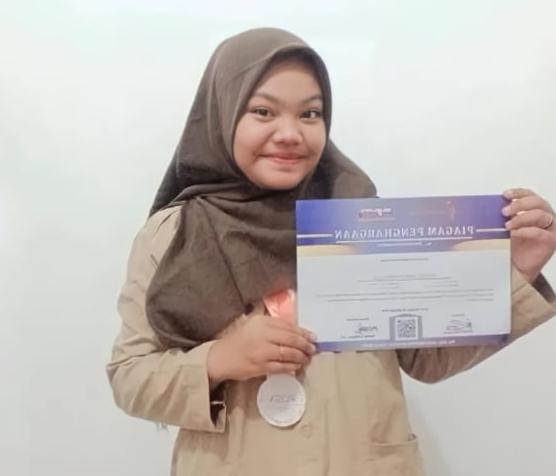Siswi SMK Negeri 1 Dumai Sabet Medali Perak di Ajang POSN 2022
