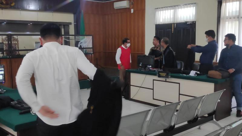 Dekan FISIP UNRI Non Aktif Dituntut 3 Tahun Penjara