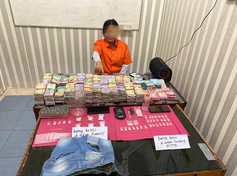 Digerebek di Kandang Anjing, Suami Kabur, Istri Ditangkap