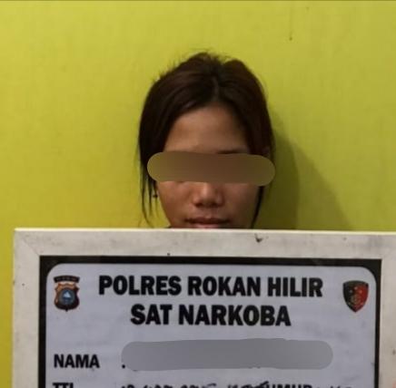 Panik Dirazia, Cewek Pengunjung See You Karaoke Buang Sabu ke Sofa