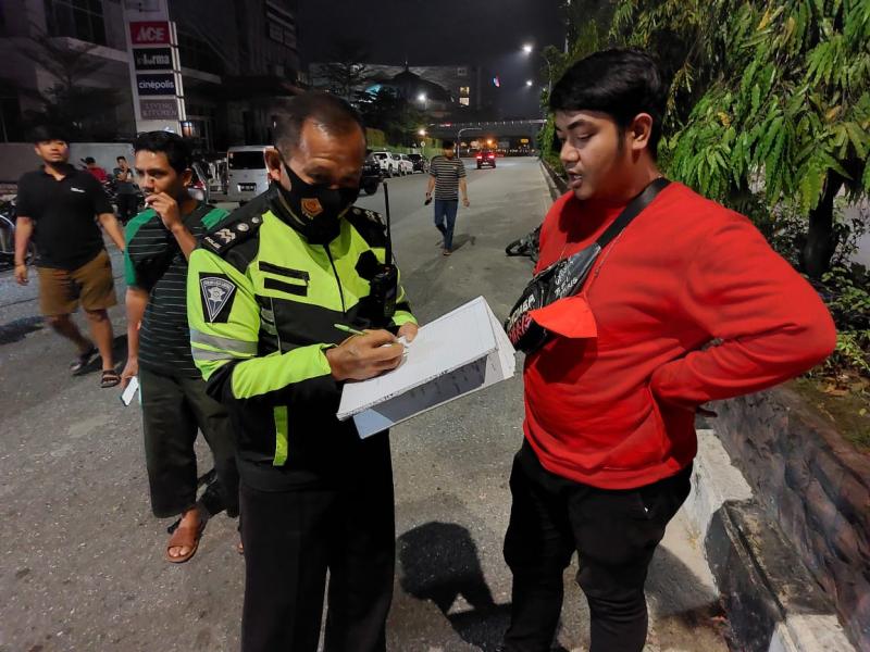 Tabrak Median Jalan, Pemotor Tewas Terpental