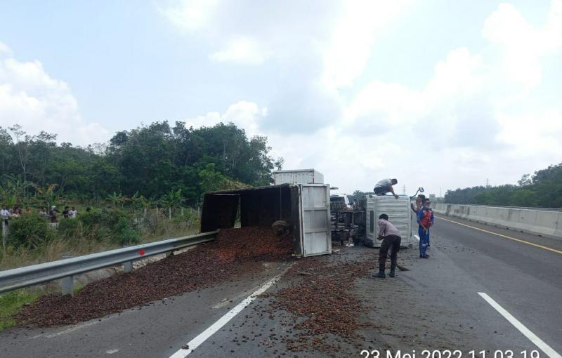 Ditabrak dari Belakang, Truk Bermuatan Biji Sawit Terguling di Tol Permai