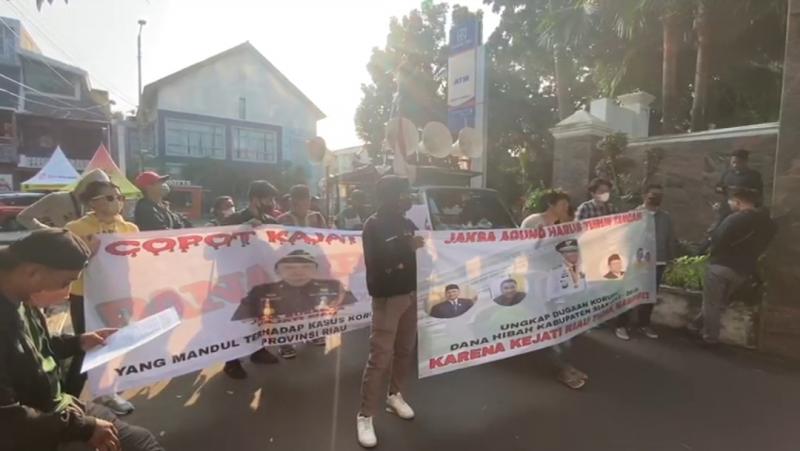 Massa Minta Kajati Riau Dicopot