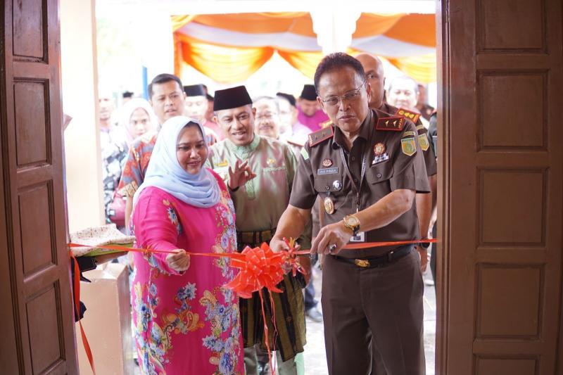 Kunker ke Bengkalis, Kajati Riau Resmikan Rumah RJ