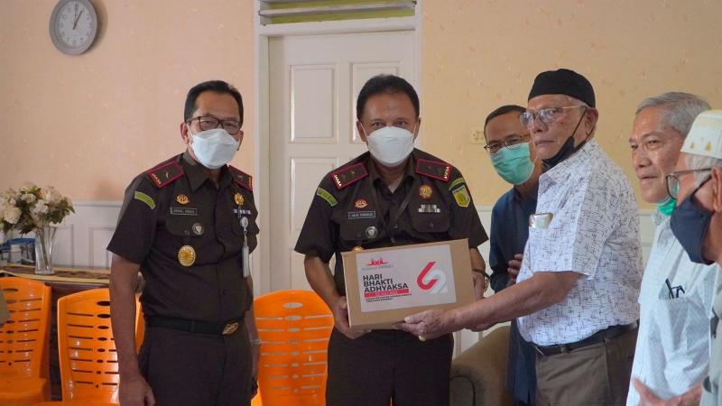 Kunjungi Panti Asuhan, Kejati Riau Beri Santunan