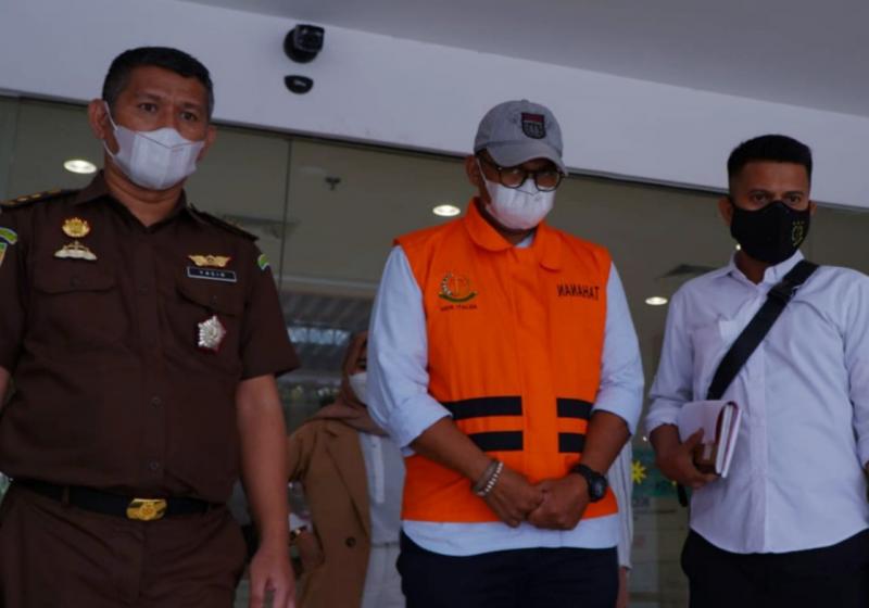 8 Bulan DPO, Mantan Ketua KONI Kampar Menyerahkan Diri ke Jaksa