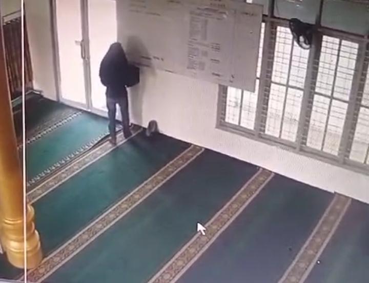 Aksi Maling Kotak Infak Masjid Terekam Kamera Pengintai