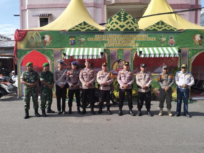 Babinsa Koramil 01/Bangko Bersama Anggota Polsek Bangko Lakukan Pengamanan di Pos Pelayanan Idul Fit
