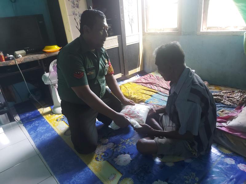 Kembali Babinsa Berikan Bingkisan Kepada Warga Kurang Mampu Di Wilayah Binaan
