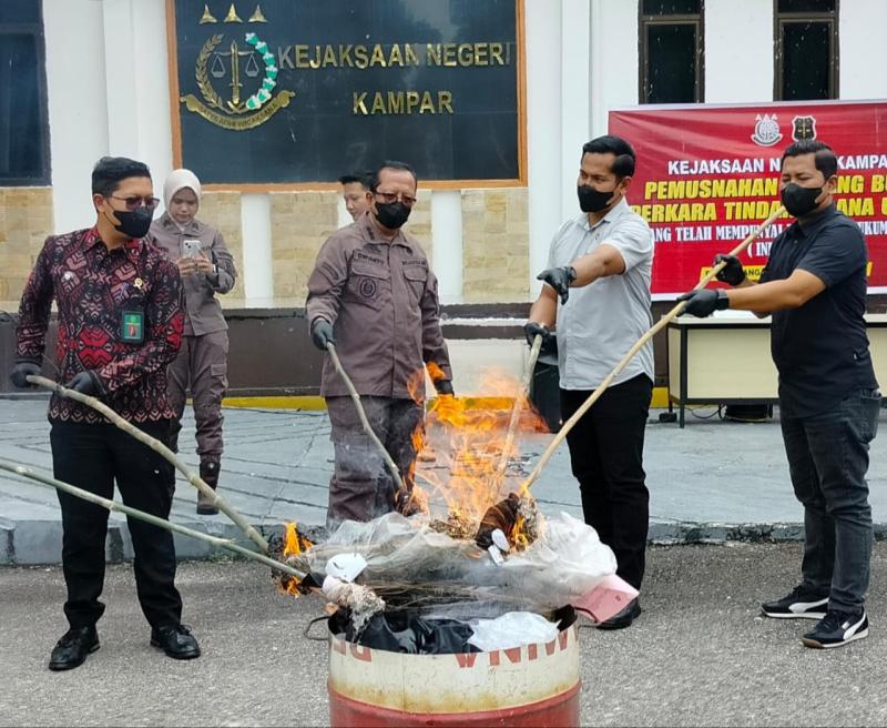 Kejari Kampar Musnahkan Barang Bukti 84 Perkara