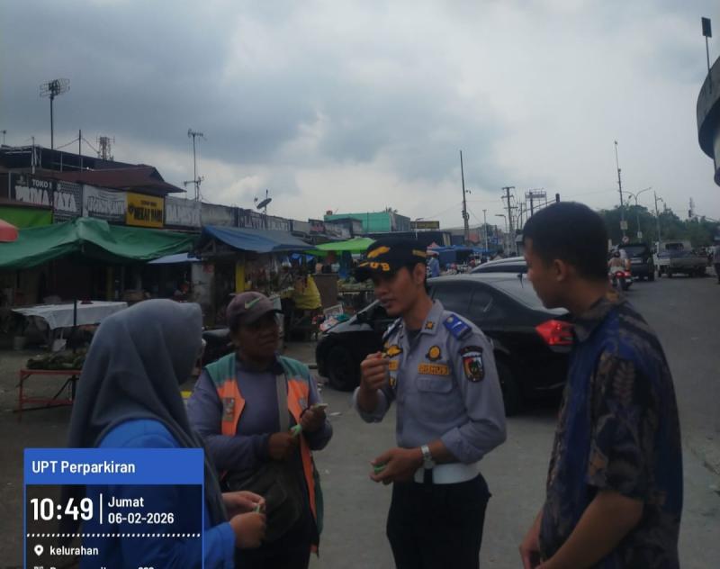 Dishub Ingatkan Pengunjung Pasar Arengka Tak Parkir di Badan Jalan