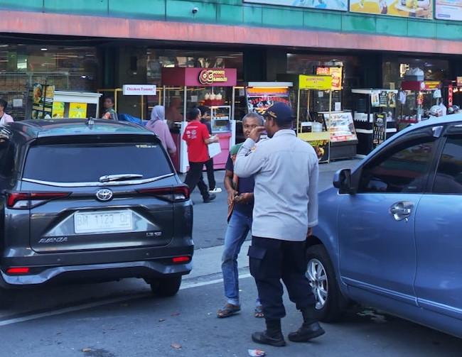Dishub Pekanbaru Turunkan Tim Tertibkan Parkir Berlapis Depan Pasar Buah Sudirman