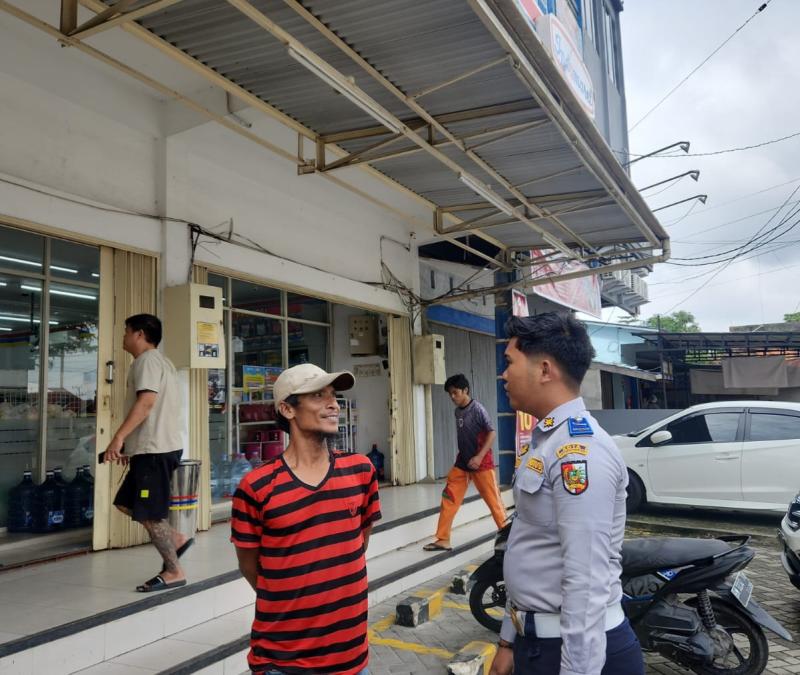 UPT Perparkiran Dishub Tertibkan Jukir Liar di Indomaret