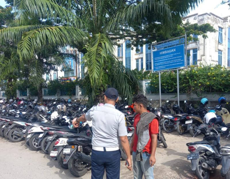 Parkir hingga ke Bahu Jalan, Dishub Tegur Jukir di Kawasan Mal SKA