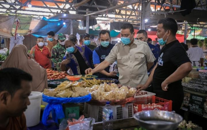 Bagikan 2.000 Masker ke Pedagang di Pasar Cik Puan, Ini Pesan Wawako Pekanbaru