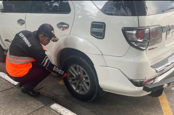 Dishub Pekanbaru Tegas, Gembosi Ban Mobil Parkir Sembarangan