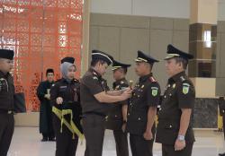 Lantik Aspidmil dan Kajari Pelalawan, Ini Harapan Kajati Riau