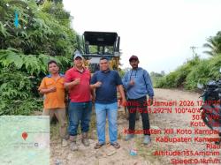 Tak Menunggu Bantuan Pemerintah, Warga Desa Koto Tuo Barat Swadaya Perbaiki Jalan Rusak