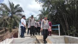 Ke Kampar, Kapolda Riau Lihat Progres Pembangunan Jembatan