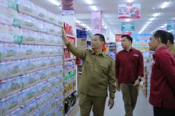 Cek Swalayan, Wawako Pekanbaru Ingatkan Pedagang Tak Jual Barang Kebutuhan di Atas HET
