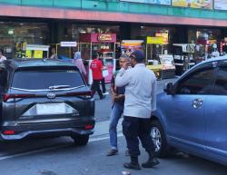 Dishub Pekanbaru Turunkan Tim Tertibkan Parkir Berlapis Depan Pasar Buah Sudirman