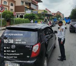 Nekat Langgar Rambu Larangan Parkir, Petugas Dishub Tegur Pengemudi Mobil